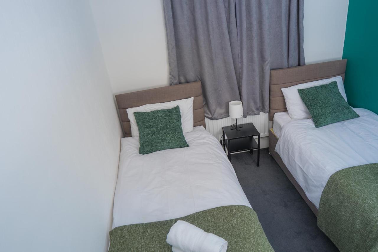 The Private Villa, Northampton Centre, 9 Beds, 5 Bedrooms, Sleeps 12 Esterno foto